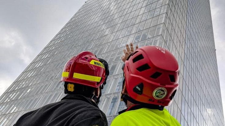 Pezzi di lamiera pericolanti sul Grattacielo Piemonte, intervengono i vigili del fuoco