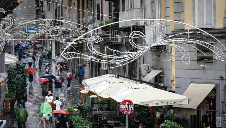 Sorpresa, città già con le luci di Natale. I commercianti: "E' così in tutte le capitali europee"