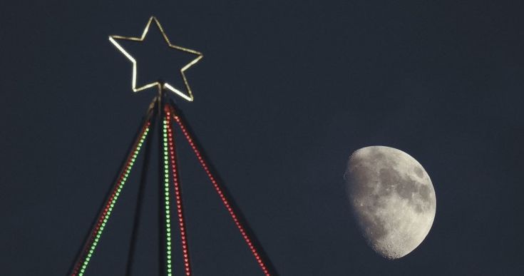 Nalbero, il grattacielo di colori sul lungomare di Napoli "gioca" con la luna