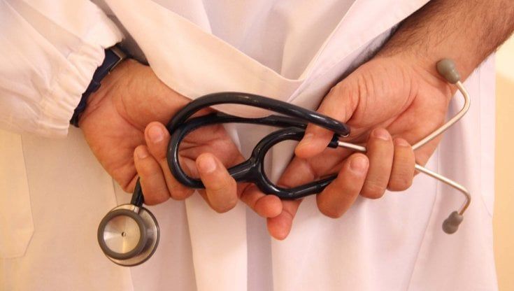 Palpeggia una donna durante la visita, cardiologo di Giarre ai domiciliari