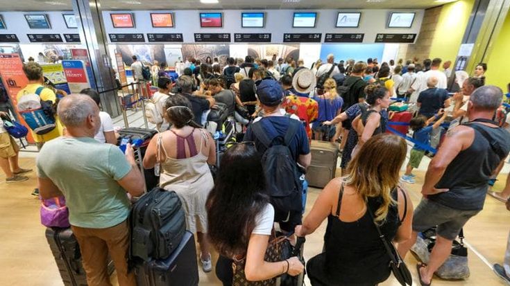 Le lamentele dei viaggiatori: “Da Trapani a Siracusa in 16 ore”. E negli hotel fioccano le disdette