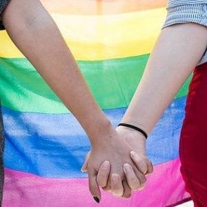 Coming out day. "Ho detto a mia madre che sono gay, ora sfiliamo assieme per i miei diritti"