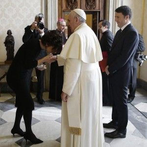 Renzi in Vaticano con famiglia e ministri per l'udienza ufficiale da Papa Francesco