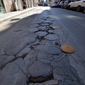 Bari, in centro l'asfalto si sgretola e dalle buche si rivedono le vecchie chianche