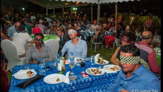 A Bologna un pranzo al buio per aiutare i non vedenti in Tanzania
