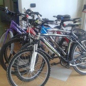 Agenti si fingono fidanzati, presi due ricettatori di bici