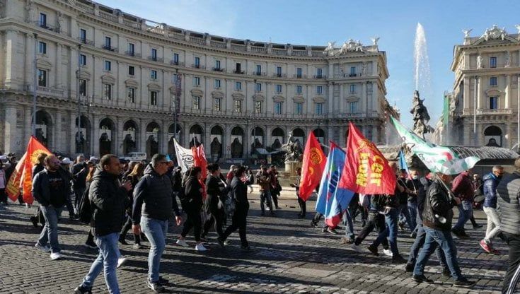Whirlpool, l’impegno del ministro Orlando: “Garantiremo i posti di lavoro a Napoli”