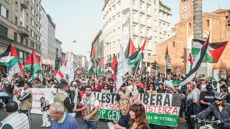Migliaia in corteo per Gaza, in piazza Scala la festa per la tregua: “Ma non ci fermiamo qui”