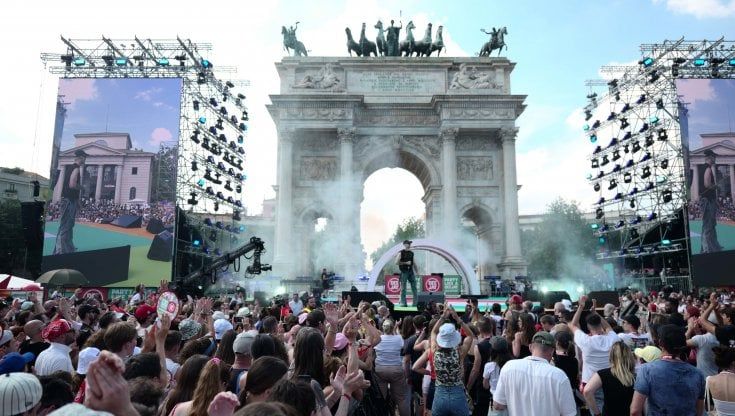 In diecimila per la grande festa di Radio Deejay in Sempione. Linus: "Milano ha risposto in maniera incredibile"