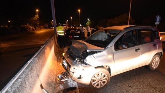 Bari, in ritardo al concerto di Pausini-Antonacci scavalca guardrail e viene travolta: 59enne perde una gamba