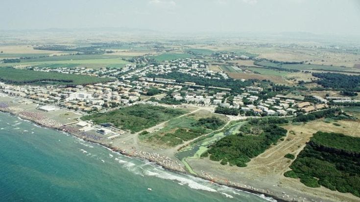 Montalto di Castro, scava una buca in spiaggia e muore travolto a 17 anni dalla sabbia