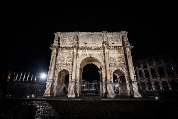 Roma, l'Arco di Costantino brilla con le nuove luci