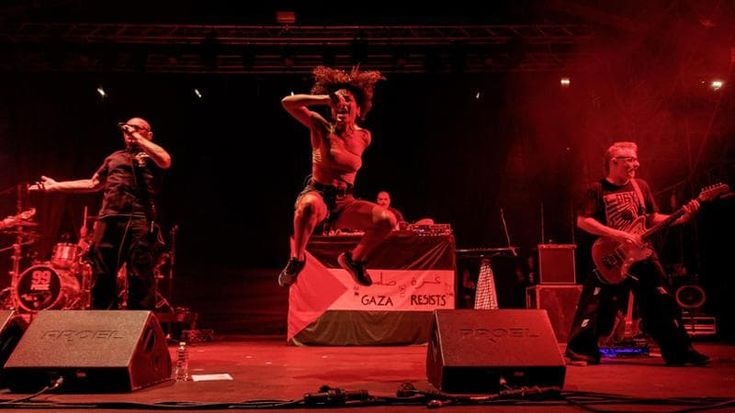 Il live dei 99 Posse, un rito di gioia e di rabbia tra colonne sonore e centri sociali