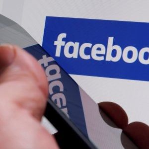 Facebook-WhatsApp, la condivisione è blindata: per difendersi bisogna passare dal social network