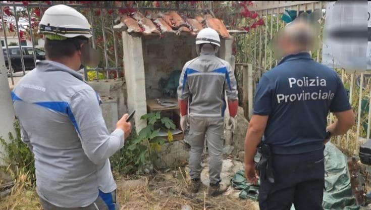 Mondragone, furto di energia e violazione sigilli: denunciato gestore di un lido balneare