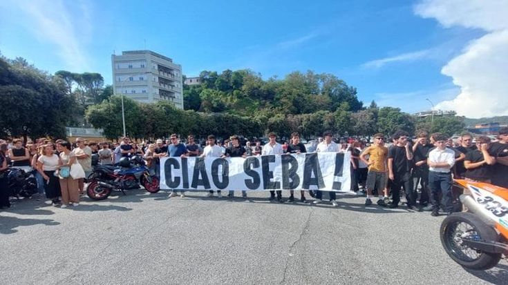 Palloncini e l’amata moto per l’addio a Sebastiano Piaggi morto a 21 anni nel mare di Portovenere