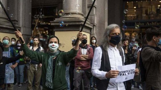 Un concerto di solidarietà per i lavoratori dello spettacolo in piazza Maggiore a Bologna