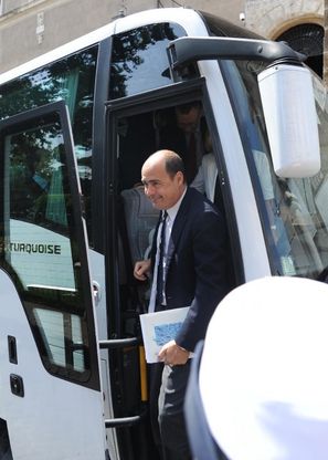 Seduta congiunta Comune-Regione<br />L'arrivo di Zingaretti a bordo del bus