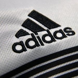Adidas corre nel primo trimestre, l'utile sale del 18,7% a 540 milioni