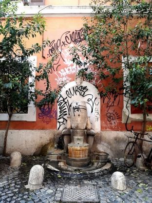 Roma, sfregiata la Fontana della Botte a Trastevere