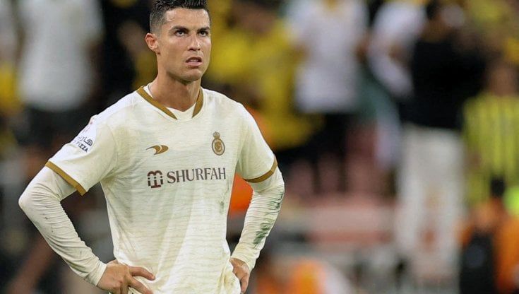 Cristiano Ronaldo furioso per la sconfitta dell'Al Nassr: se la prende con i compagni e calcia via delle bottigliette