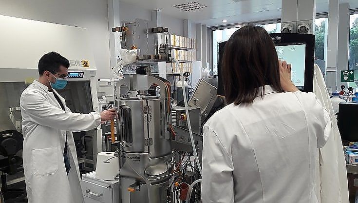 Uno scienziato geniale, un brevetto e trent'anni di lavoro. Come nasce il supervaccino italiano 