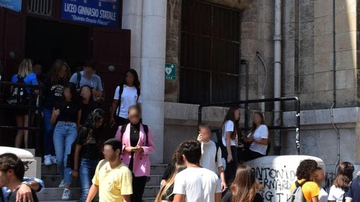 In Puglia la scuola inizia con 11.500 studenti in meno, ma restano le classi pollaio. Ecco perché