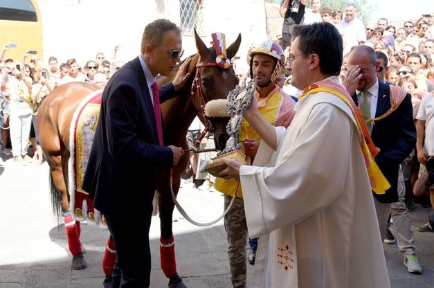 Palio di Siena, la benedizione del cavallo della contrada di Valdimontone  