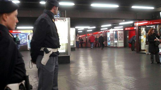 "Ti do fuoco", la minaccia con trapani e acido a Milano: la moglie chiede aiuto nel metrò, arrestato 
