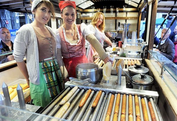 Birra, palloncini e wurstel: l'Oktoberfest del Goethe Institut in piazza San Carlo