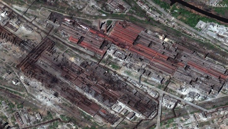 Ucraina, un missile sull’aeroporto di Odessa. Via da Mariupol 20 dell’acciaieria