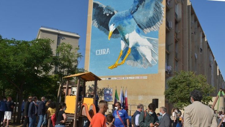 Un murale contro l'isolamento nella piazza dello spaccio ma il quartiere diserta l'inaugurazione