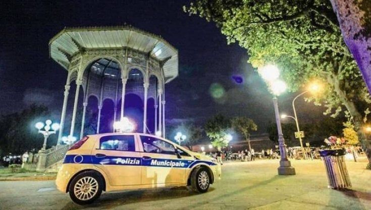 Picco di contagi a Castellammare, il sindaco chiude le scuole e dispone un mini-lockdown dalle ore 18