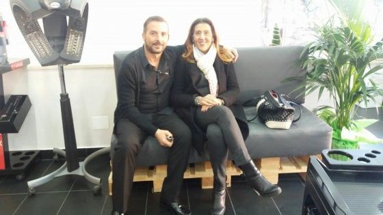 Parrucchiere anticlan. La prima cliente nel nuovo salone è una napoletana che ha fatto 40 chilometri pur di sostenerlo