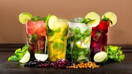 Freschi, leggeri, colorati: saranno così i cocktail dell’estate