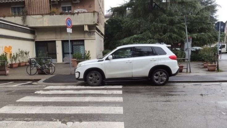 Firenze, Quartiere 4: le auto parcheggiate sugli scivoli per i disabili 