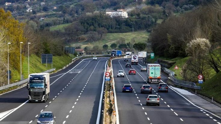 La domanda di mobilità in Italia scenderà molto. Intanto, si usa troppo l’auto