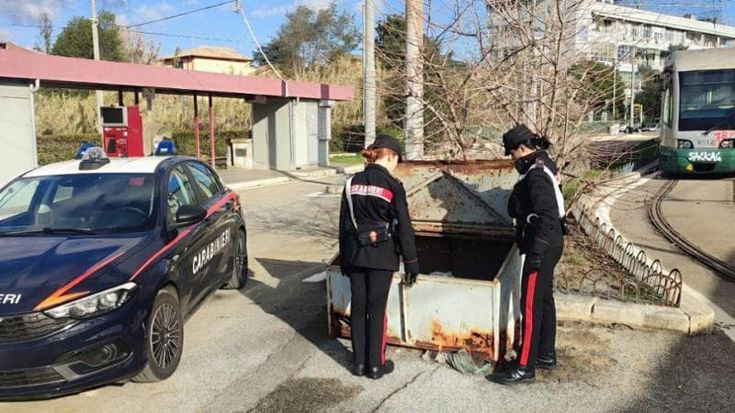 Gianicolense, clochard trovato morto sotto i rifiuti: indagano i carabinieri