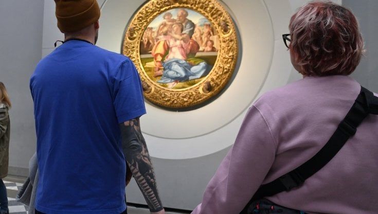 Alice e Emmanuel, tante altre coppie, sorpresi e felici per il regalo degi Uffizi agli innamorati 