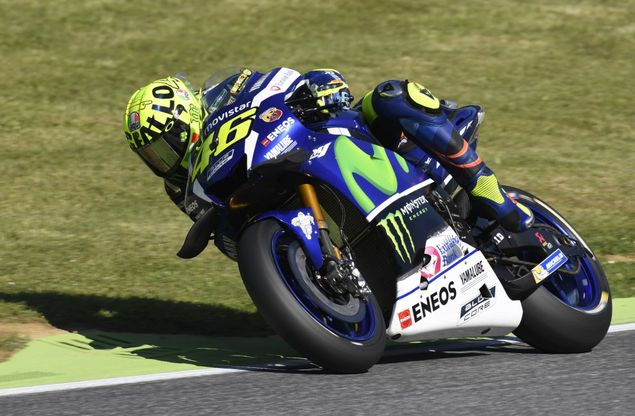 Valentino Rossi carica i tifosi: il nuovo casco per il Gp d'Italia è "Mugiallo"