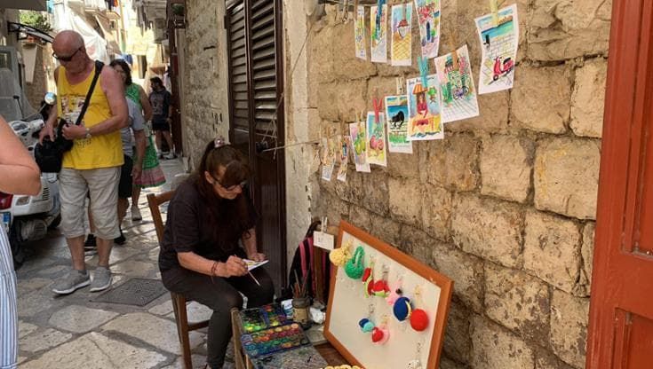 Bari vecchia, acquerelli come souvenir: nella strada delle orecchiette l’idea della prof in pensione