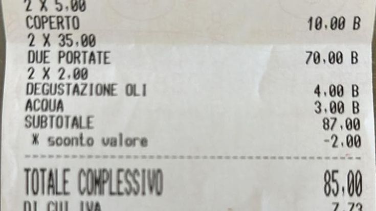Lo scontrino lo pubblica il ristoratore: “Ho addebitato per errore 4 euro in più, tornate qui e vi offro la cena”