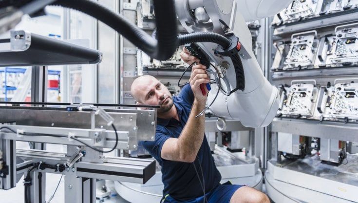 Istat, migliora la produzione industriale a settembre