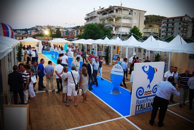 Sul lungomare Tafuri<br />la fiera del buon pescato<br />&nbsp;