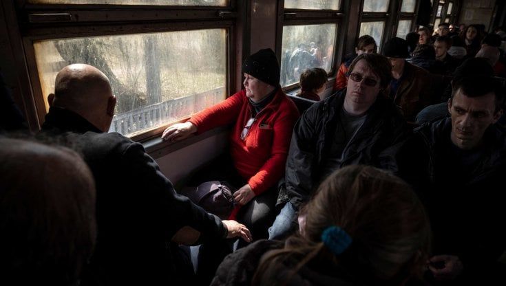 I blindati di Mosca verso il Donbass: l’assedio scatena  il grande esodo
