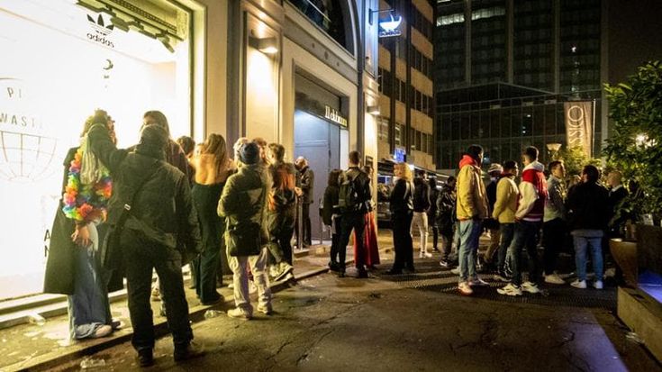 Violentata nel cuore della movida, gli amici la difendono: picchiati dal fratello dell’aggressore