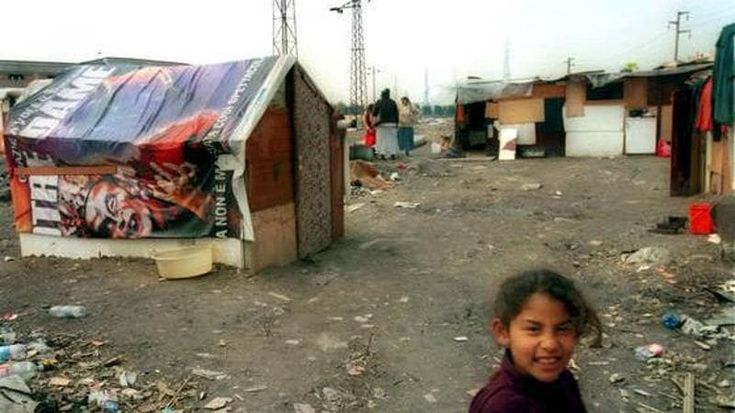 Rom e sinti, settemila minori nelle baraccopoli: l’infanzia negata nei campi