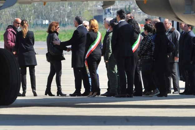 Pisa, silenzio e commozione per il rientro in Italia delle studentesse morte nell'incidente del bus Erasmus