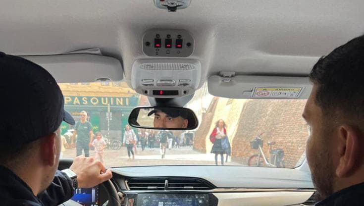 La polizia ha fermato un uomo per la tentata rapina nella gioielleria del centro