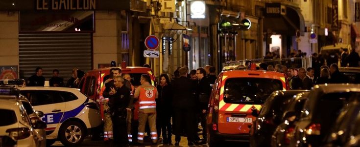 Parigi, assalto in strada con coltello: ucciso dalla polizia. Un passante morto e almeno 8 feriti, alcuni gravi